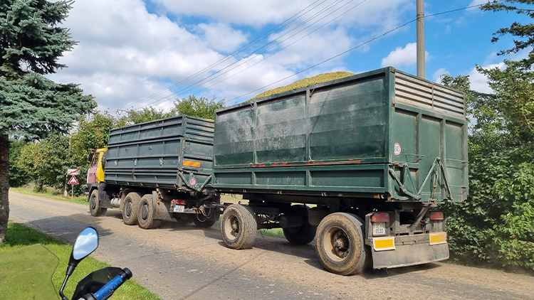 U Krumsína se silnice změnila v polňačku