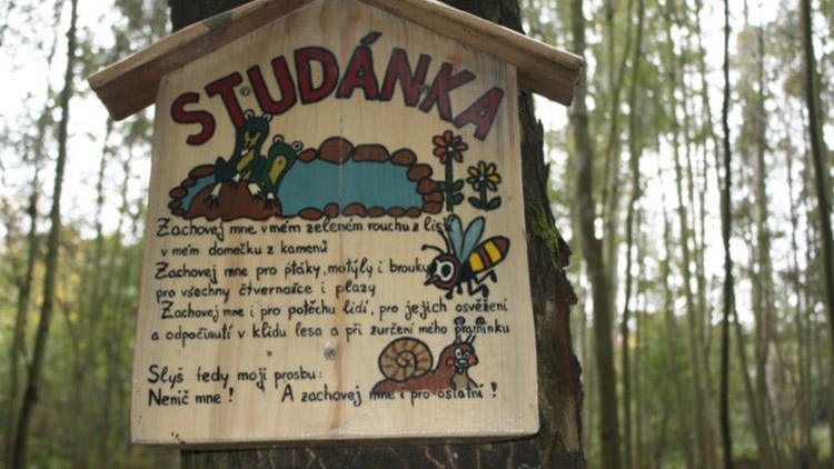 Ke studánce vedou z Vranovic krásné směrovky