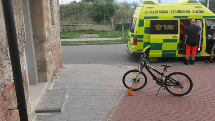 Devítiletý cyklista se srazil s dospělým
