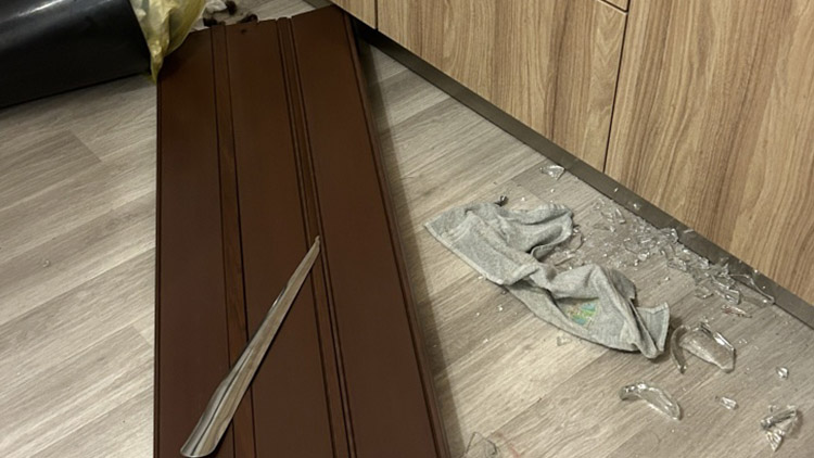 Ze vzteku demoloval byt