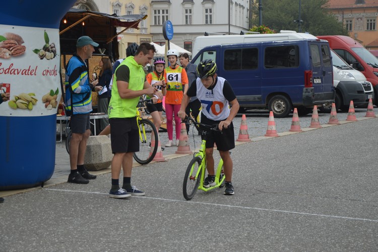 Hlavním náměstím svištěly koloběžky 