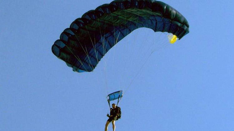 Při seskoku ze čtyř tisíc metrů  se mu NEOTEVŘEL PADÁK!