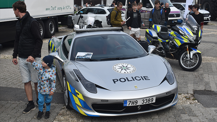 Čím lákali zájemce policisté a vojáci? Ferrari i bojová vozidla!