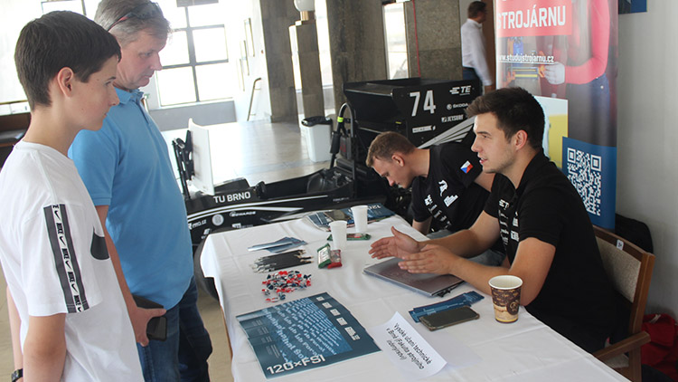 VUT na burze představilo formuli Dragon E3. Vyrobili ji sami studenti