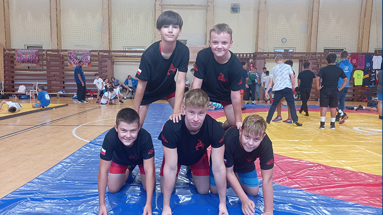 Mladí čechovičtí zápasníci medailově  uspěli rovněž ve slovenském Kolárovu