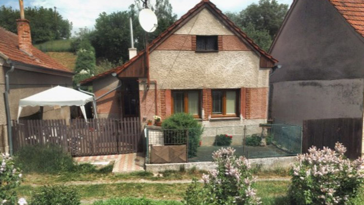 Ve zchátralém domě ležel MRTVÝ MUŽ!