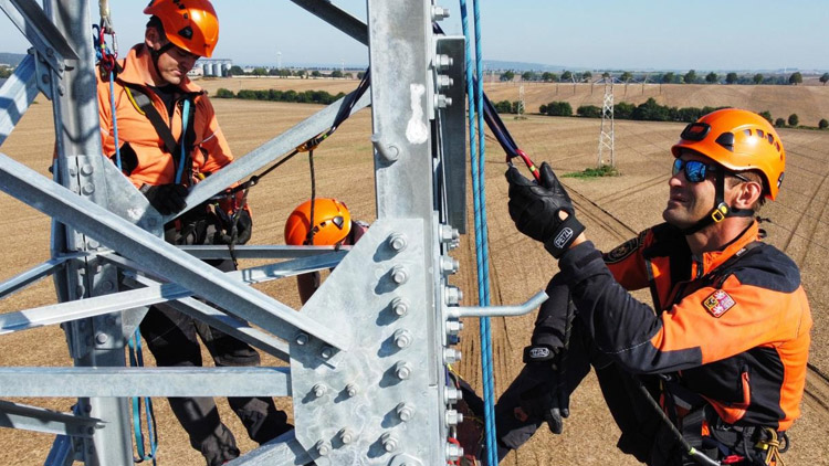Hasiči-lezci zachraňovali zraněného ze stožáru. Cvičně