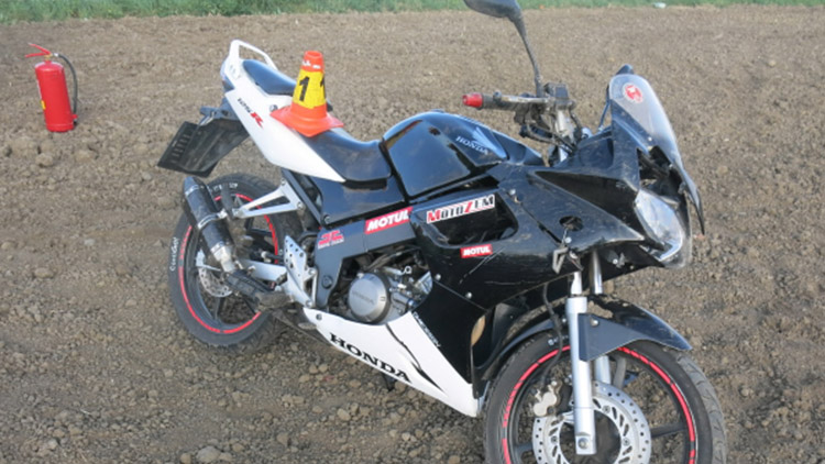 Šestnáctiletý motorkář  skončil s Hondou v poli