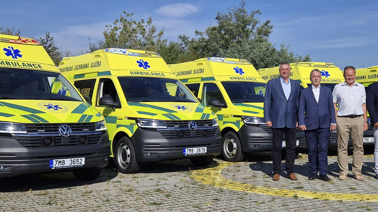 Kraj převzal dalších pět nových sanitek