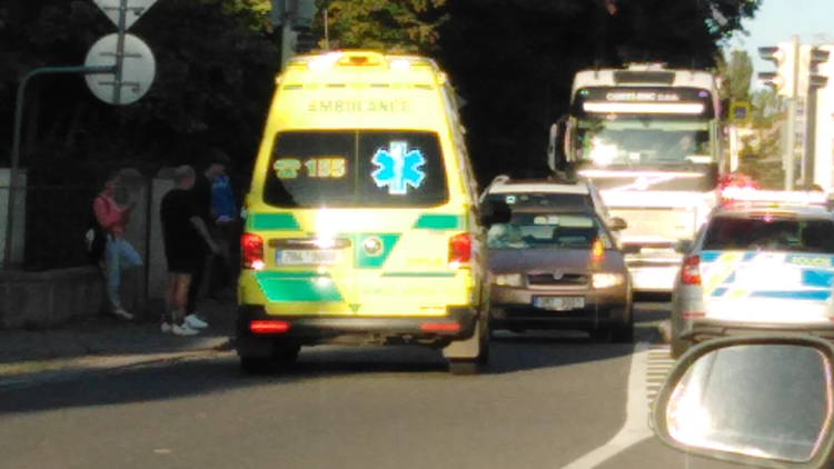 Na přechodu srazil studenta
