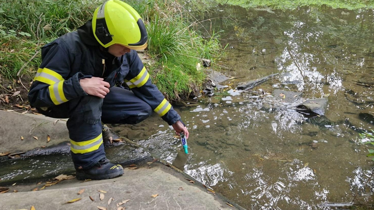 V průmyslovém areálu unikla kyselina dusičná. Zasahovaly tři jednotky s chemickým speciálem