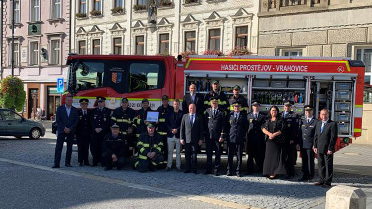 Hasiči z Vrahovic dostali milionovou stříkačku