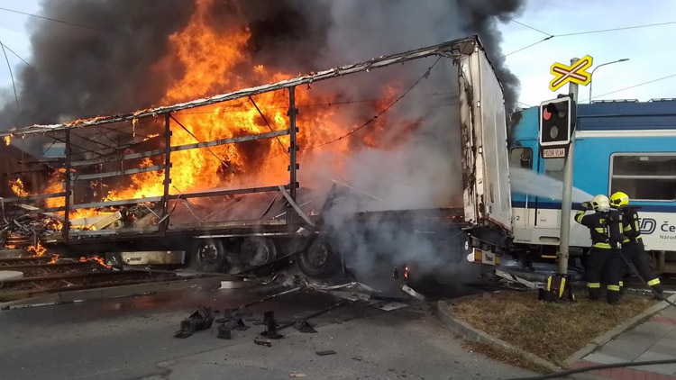 Krajský ředitel hasičů vyzdvihnul reakci vlakvedoucího. Zachránil život cestujícím