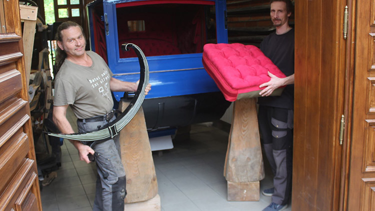 Obr opravuje kočár z pohádky S čerty nejsou žerty