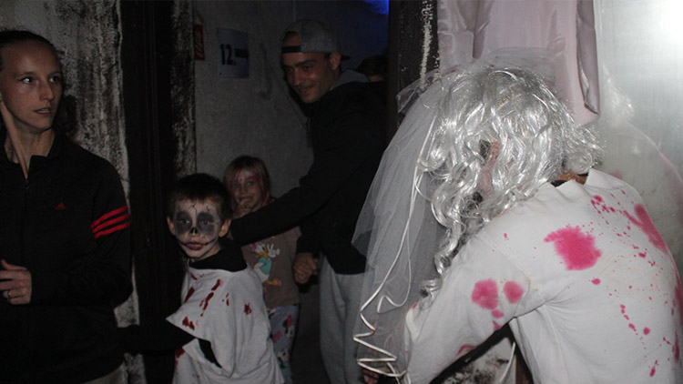 Halloweenská hrůza na zámku přitáhla davy