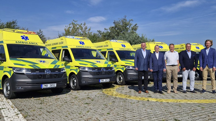Kraj převzal dalších pět nových sanitek