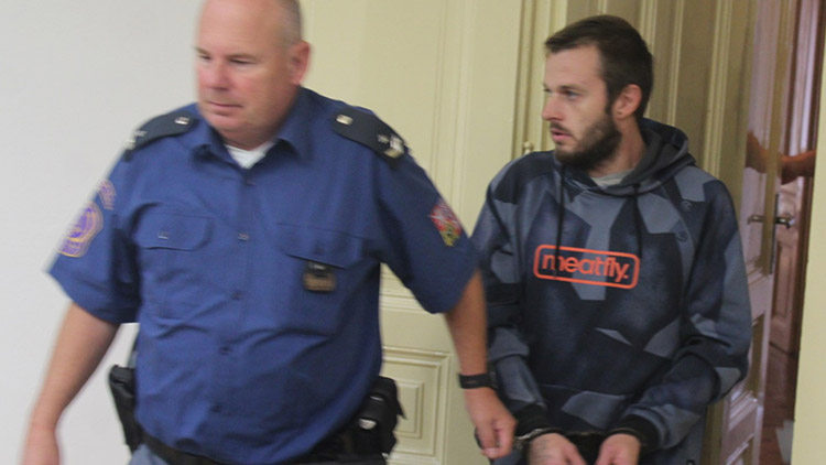 Zfetovaný otec dvou dětí kradl kola ze sklepa, už je za mřížemi