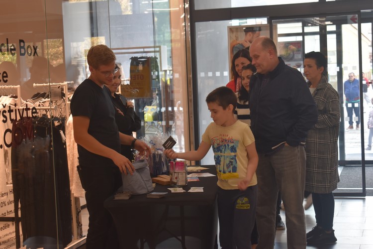 Obchodní centrum zdobí náměstí už padesát let