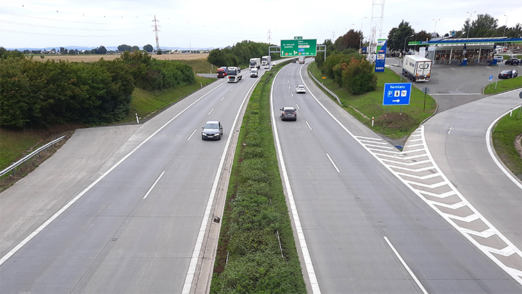 Výměna středových svodidel na dálnici D35 kolem Olomouce