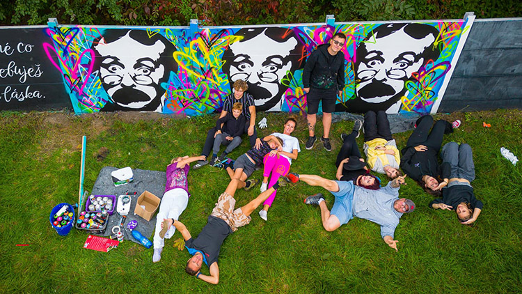 Sprejeři přemalovali zeď u dopravního hřiště