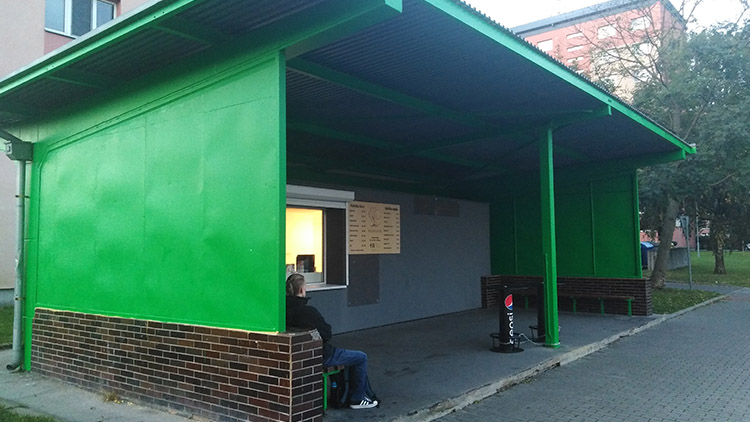 Dokonale vyčištěná zastávka  opět smrdí močí a zvratky!