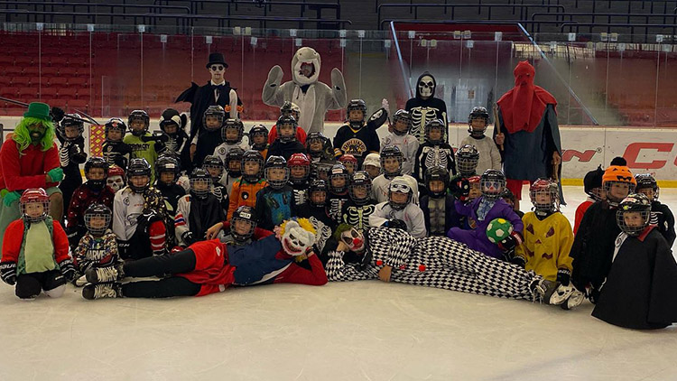 Halloween na ledě bavil
