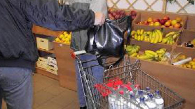 Při nákupu okradl stařenku