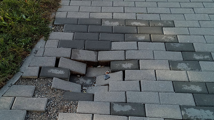 Chodník v Barákově ulici se neustále propadá