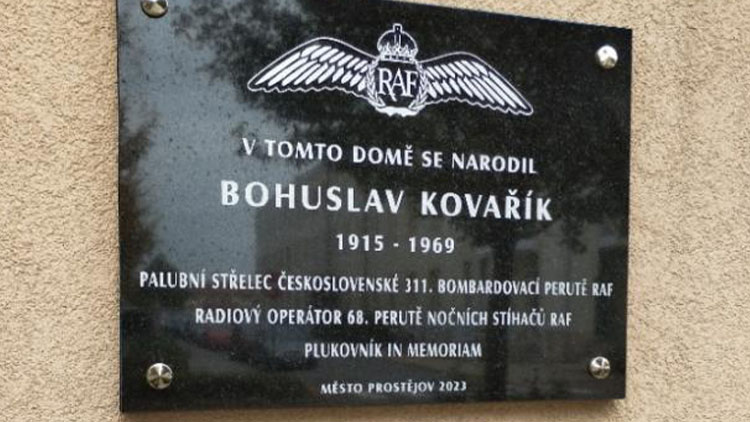 Hrdina RAF Bohuslav Kovařík  má svoji pamětní desku