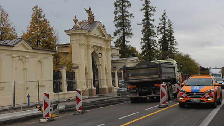 Dopravu u hřbitova komplikuje dočasné omezení provozu.