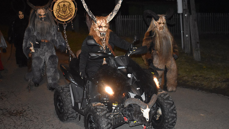 Krampusák přijel na čtyřkolce i s babou Jagou