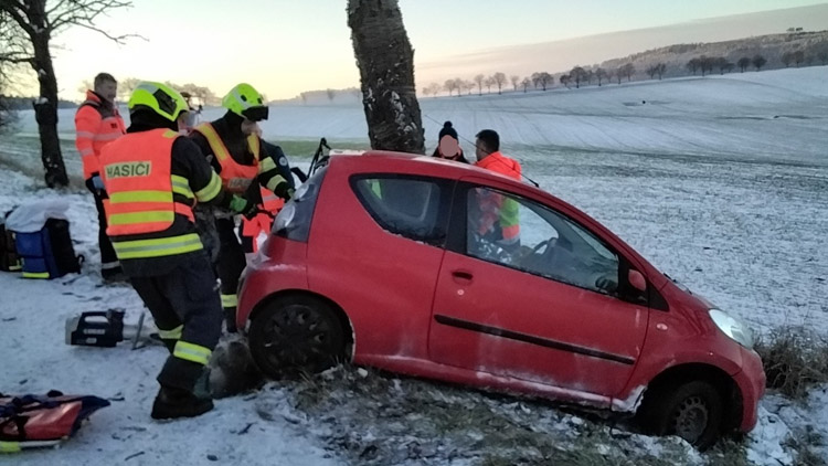 Sníh a ledovka. Hasiči řešili vážné dopravní nehody