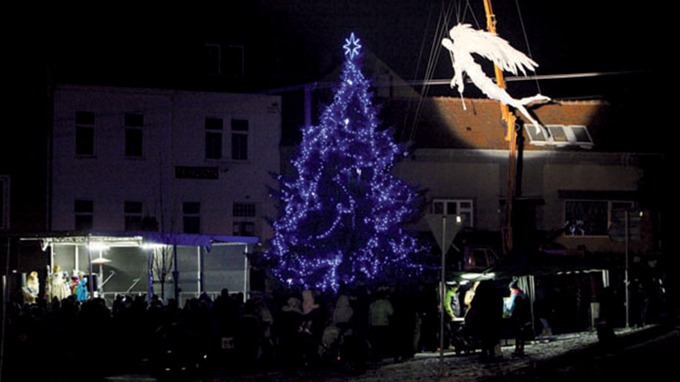 V Plumlově rozsvítí vánoční strom andělé, v Konici „staří psi“. A co jinde?  