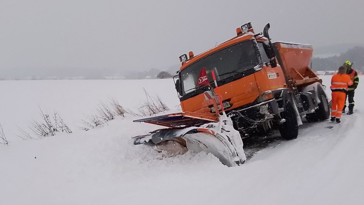 Náročný víkend. Kvůli sněhu a závějím vyjeli hasiči k téměř 50 událostem