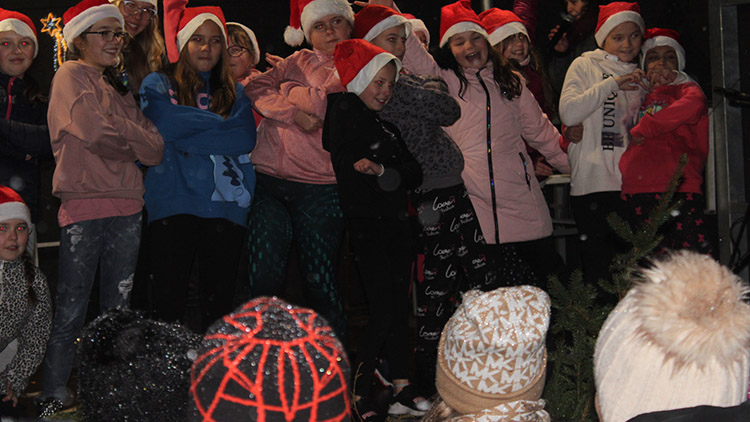 V Kostelci řádili pod stromečkem čerti i čertíci  