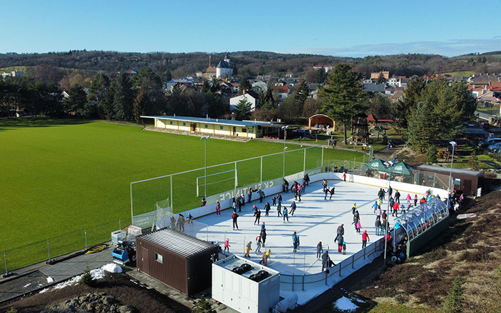 Ve Slatinicích opět bruslí pod širým nebem