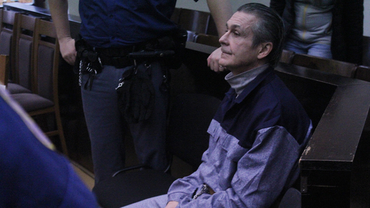 Vykrádal hřbitovy!