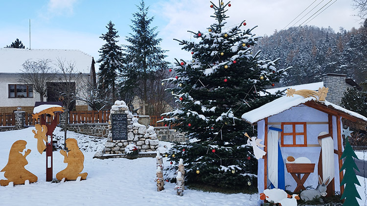 V Malenách rozsvítili  strom u nové zvoničky