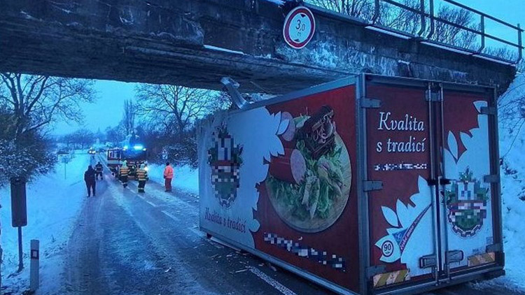 Náklaďák s uzeninami  nechal korbu pod mostem