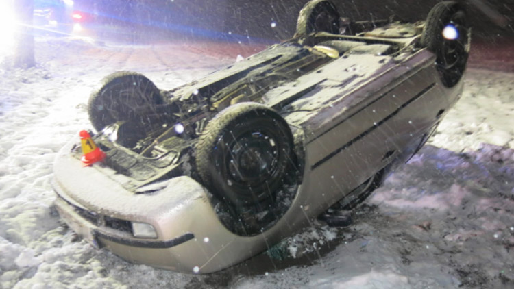 S autem vyjel u Výšovic  ze silnice a skončil na střeše