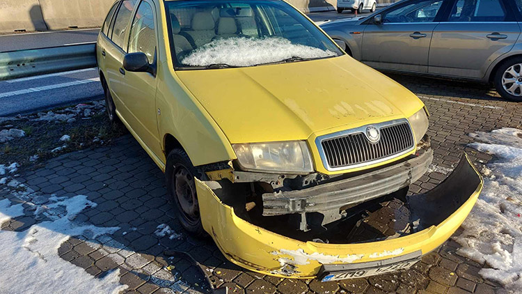 Vozidlo u Automechaniky našla zdemolované