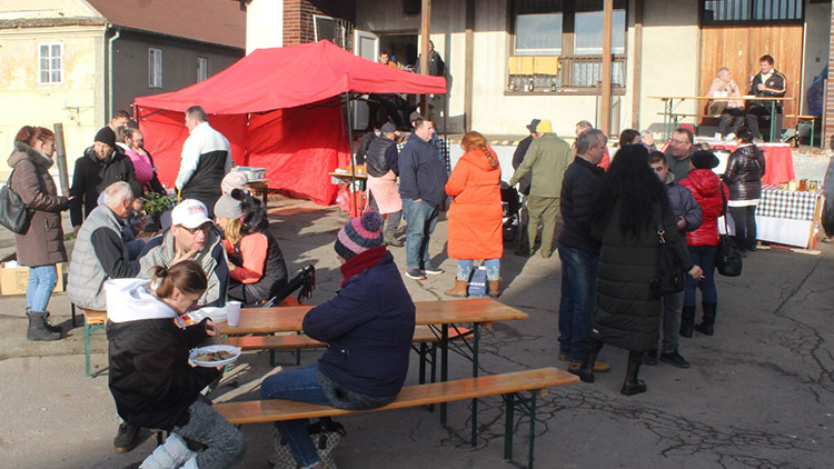 Zabijačkové dopoledne v Plumlově nabídlo jitrnice i slivovici