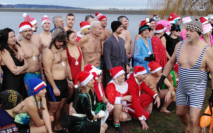 Vánoční koupel s rekordní účastí
