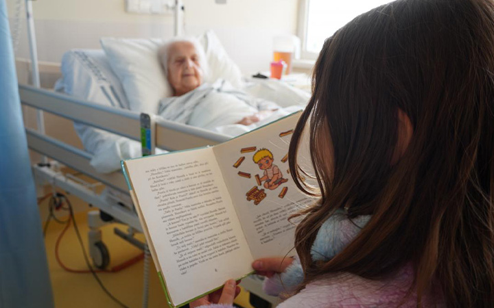 Radost napříč generacemi. Školáci předčítají v nemocnici seniorům