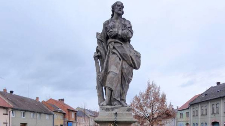 Pieta u sochy na náměstí