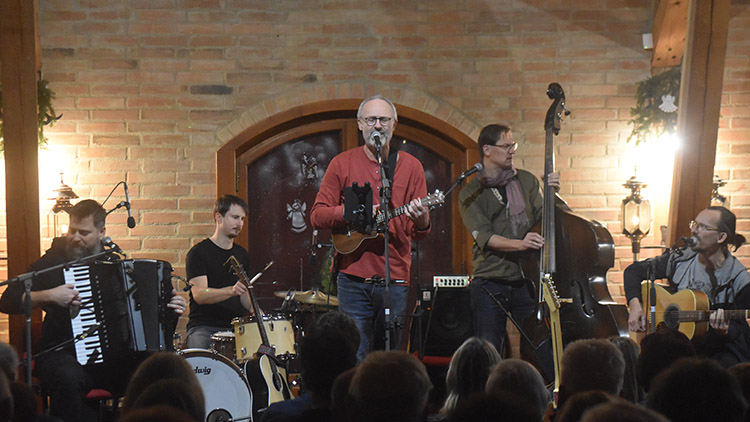 Mirek Kemel v Muzeu kočárů zpíval o andělech i jiných opeřencích