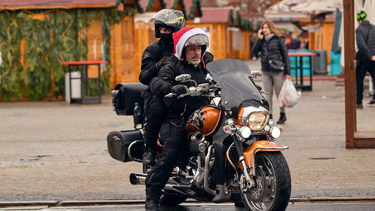 Motorkáři projeli městem