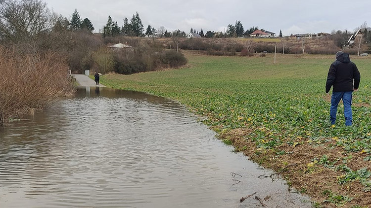 Voda se vylila z přehrady