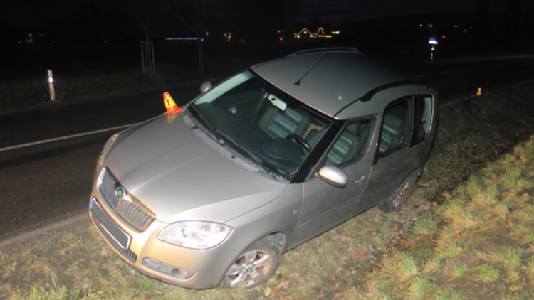 Jel ke kadeřníkovi,  zapíchl to do příkopu!