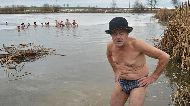 Přátelé chladu se na Štěpána ponořili do Nebeského rybníka